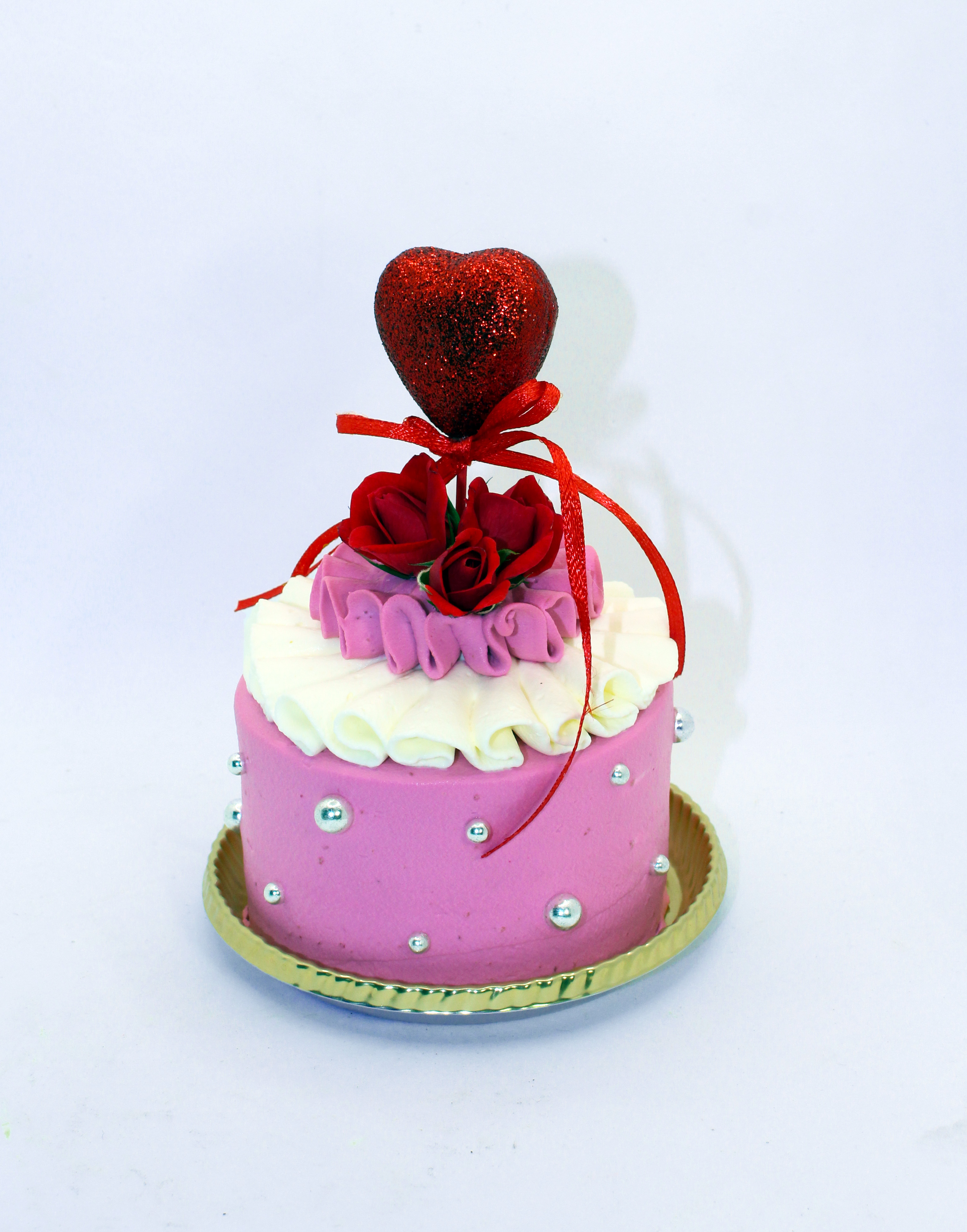 love you ケーキ。赤い薔薇とハートオブジェをあしらったピンクのケーキ