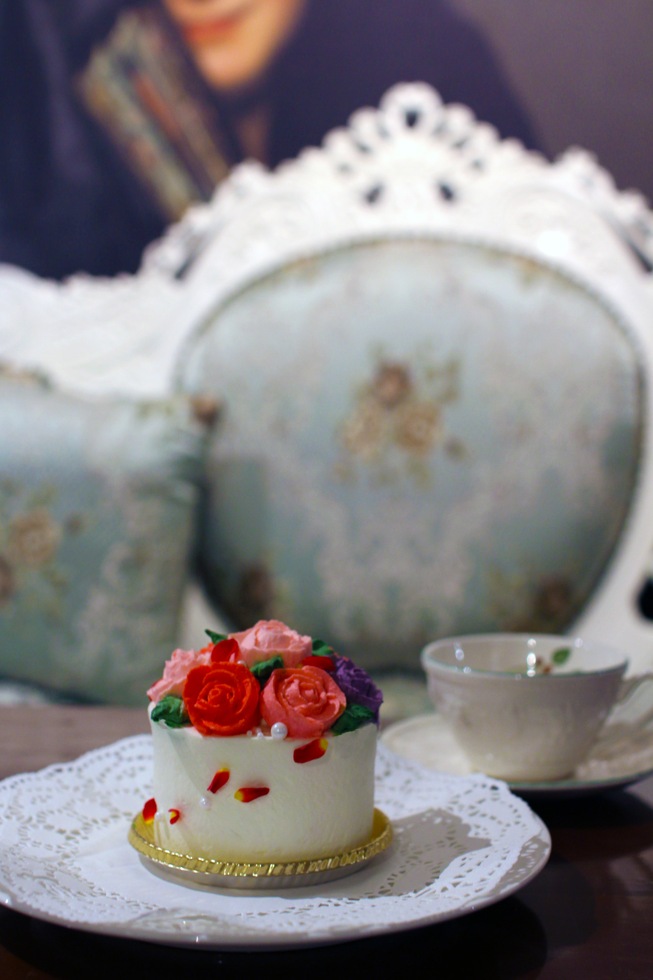 薔薇をあしらったMilkcafeのオーダーケーキ（ホワイト×ピンク）