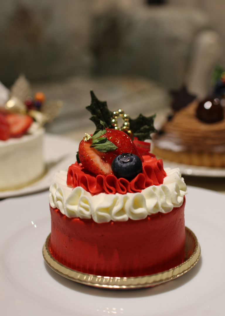 ビビッドレッドのデコレーションとベリーを飾ったvividXmasケーキ